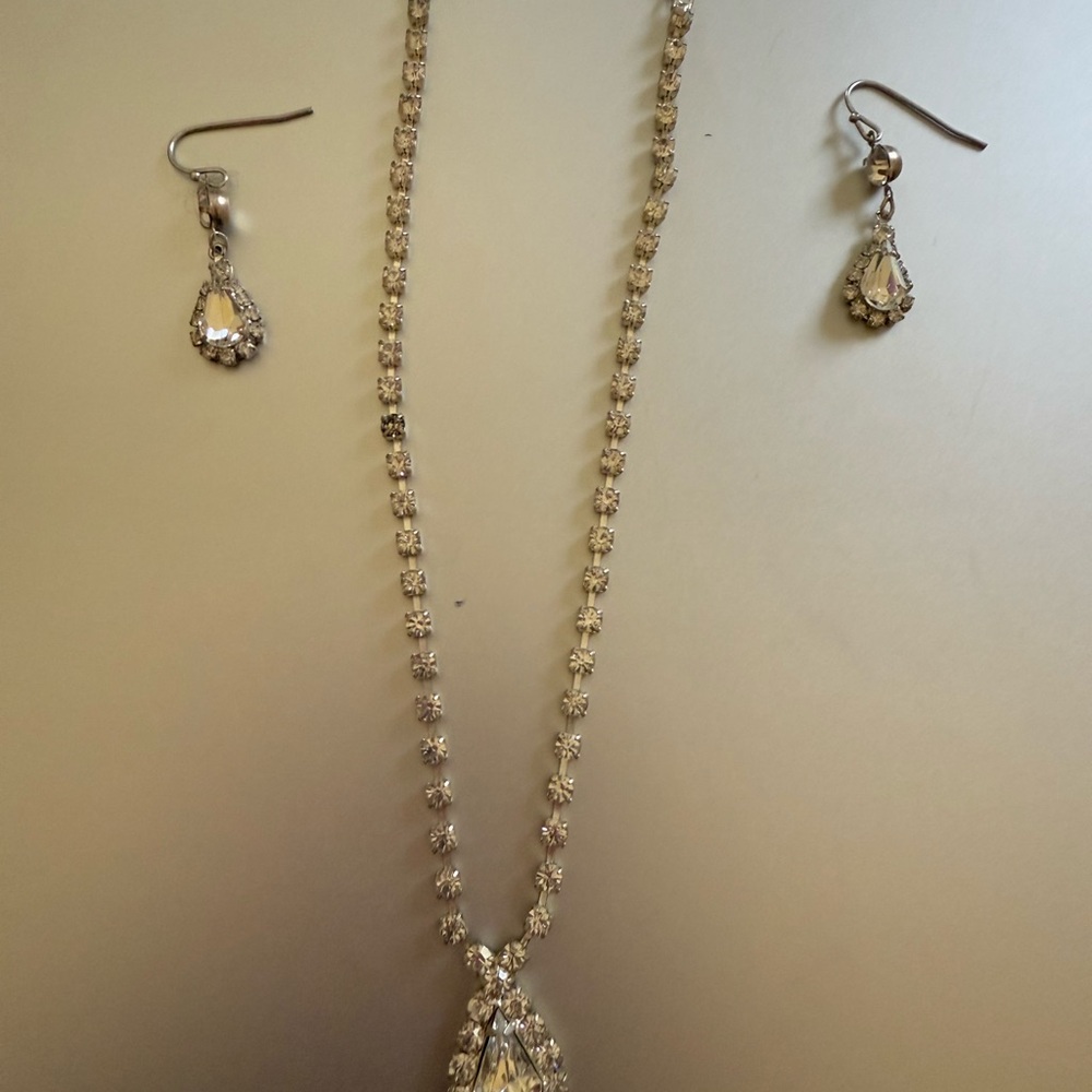 Elegant Silver Necklace with teardrop Pendant and matching earrings